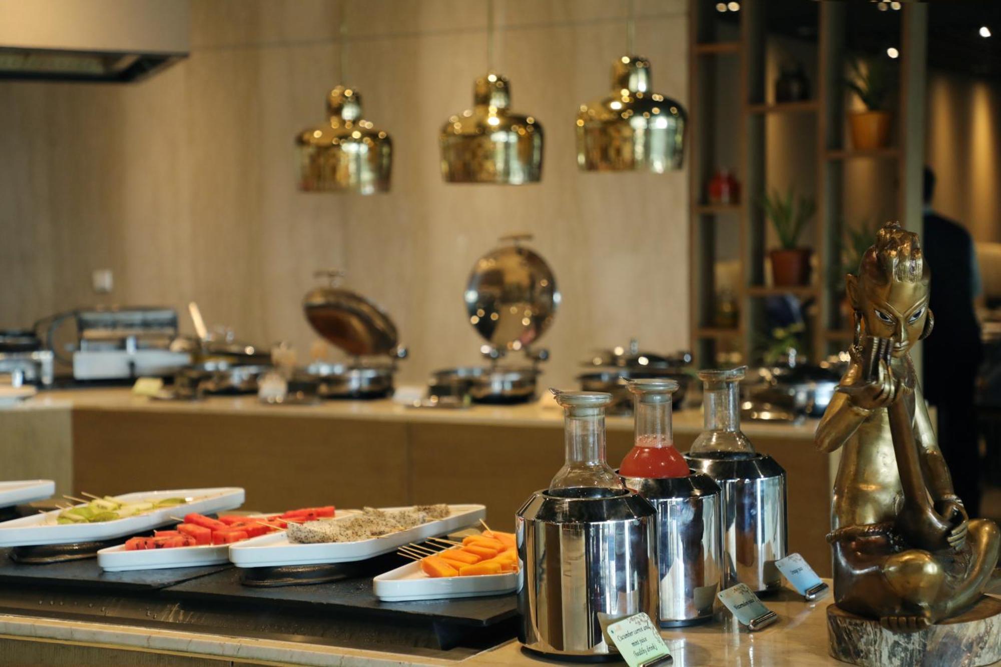 فندق ذا ليلا أمبيانس كونفينشن دلهي نيودلهي المظهر الخارجي الصورة A buffet at a hotel