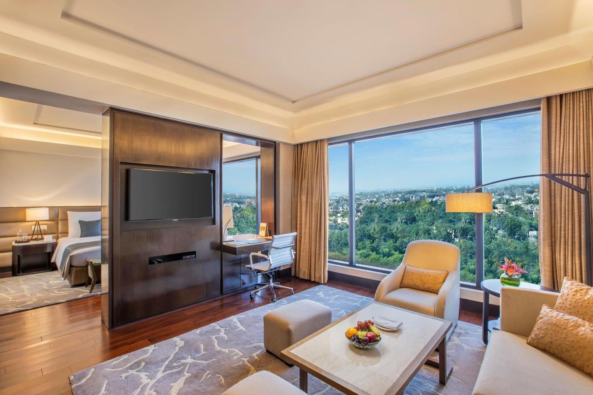 فندق ذا ليلا أمبيانس كونفينشن دلهي نيودلهي المظهر الخارجي الصورة Suite at the hotel