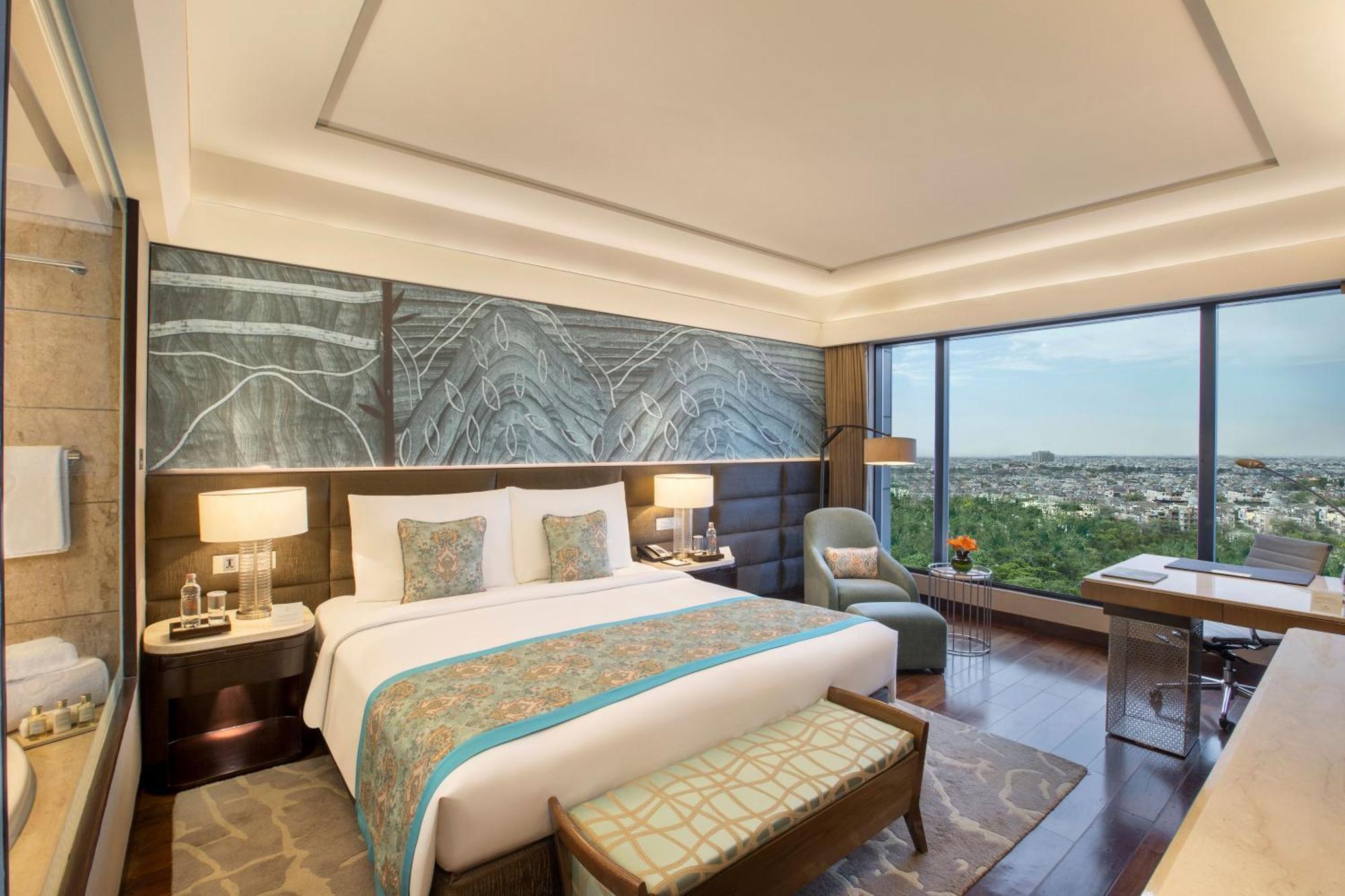 فندق ذا ليلا أمبيانس كونفينشن دلهي نيودلهي المظهر الخارجي الصورة A room at the Taj Mahal Palace