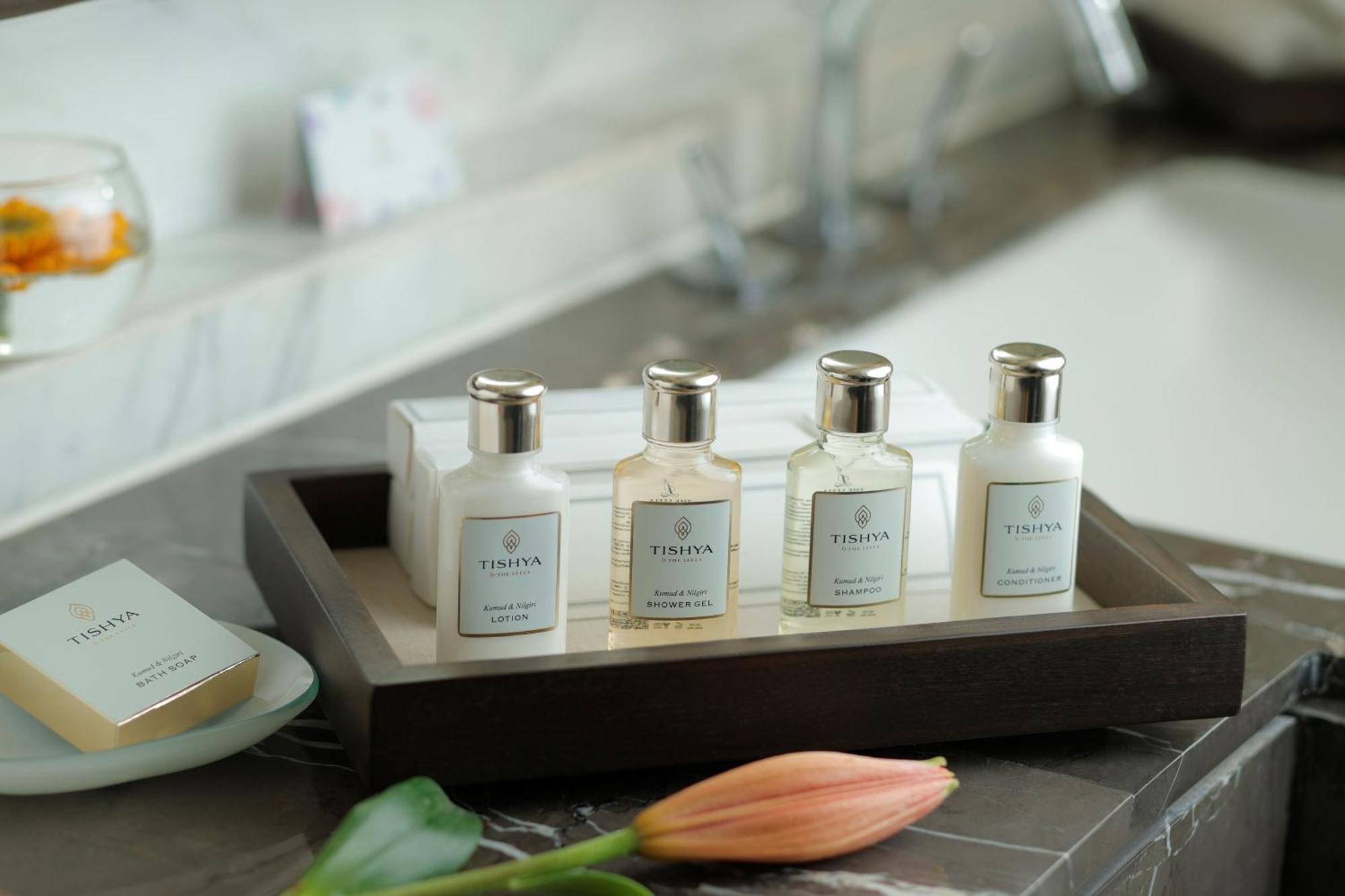 فندق ذا ليلا أمبيانس كونفينشن دلهي نيودلهي المظهر الخارجي الصورة A selection of toiletries by ESPA