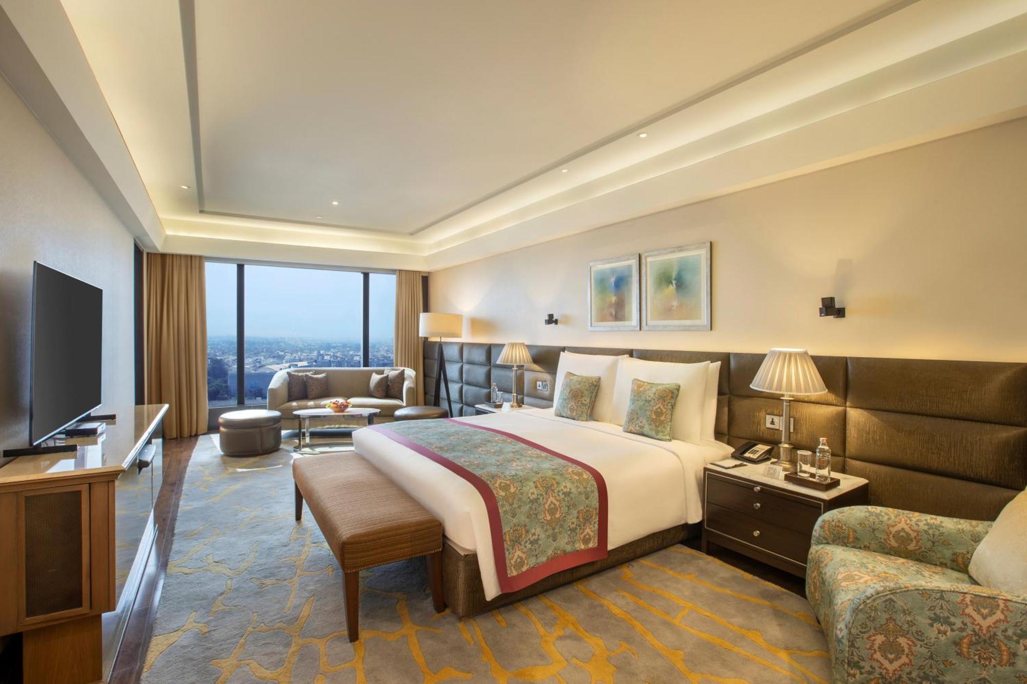 فندق ذا ليلا أمبيانس كونفينشن دلهي نيودلهي المظهر الخارجي الصورة A suite at the Taj Bengal