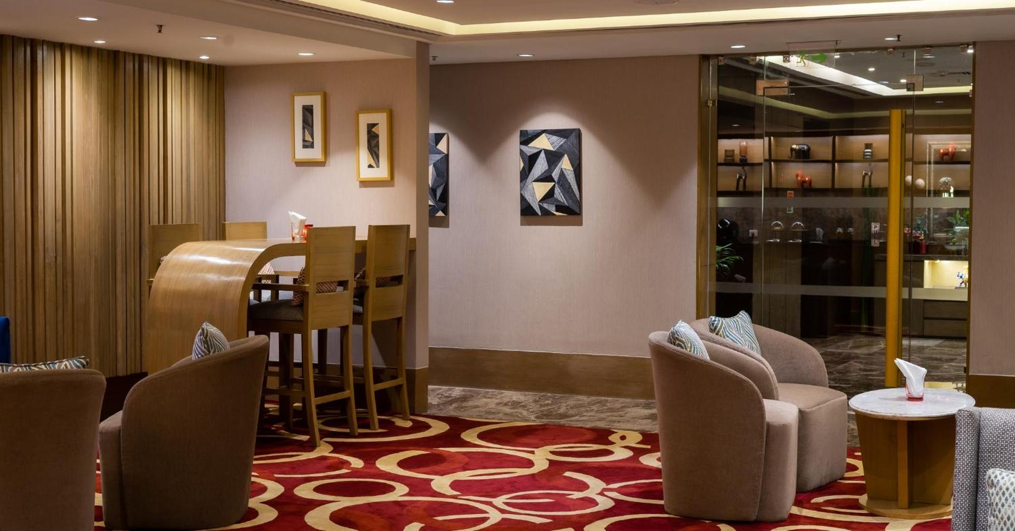 فندق ذا ليلا أمبيانس كونفينشن دلهي نيودلهي المظهر الخارجي الصورة The interior of the lounge