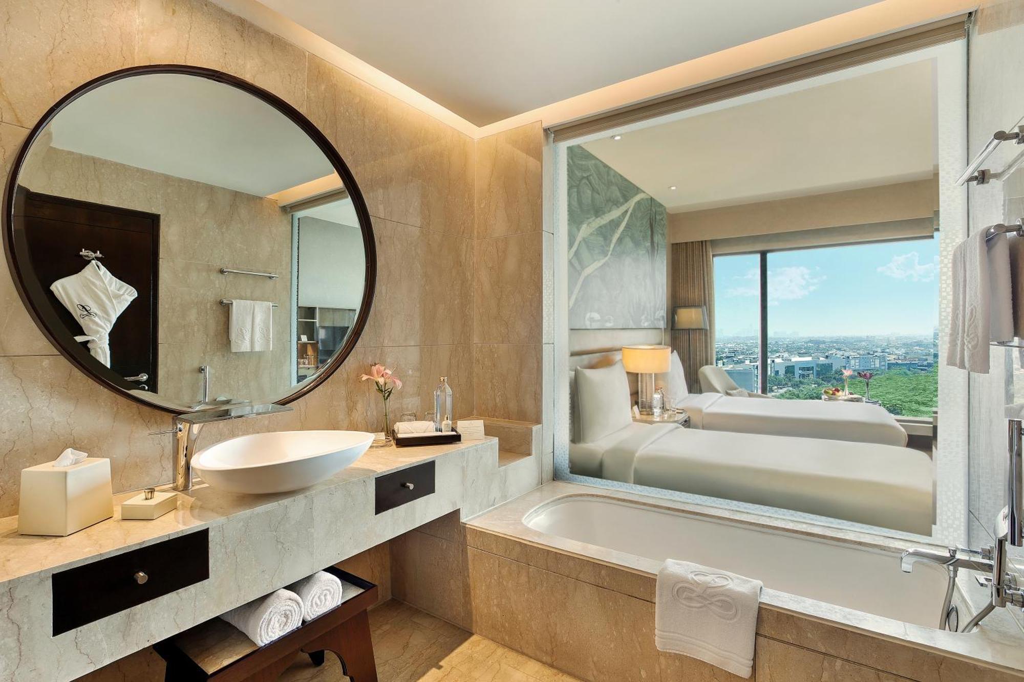 فندق ذا ليلا أمبيانس كونفينشن دلهي نيودلهي المظهر الخارجي الصورة Bathroom