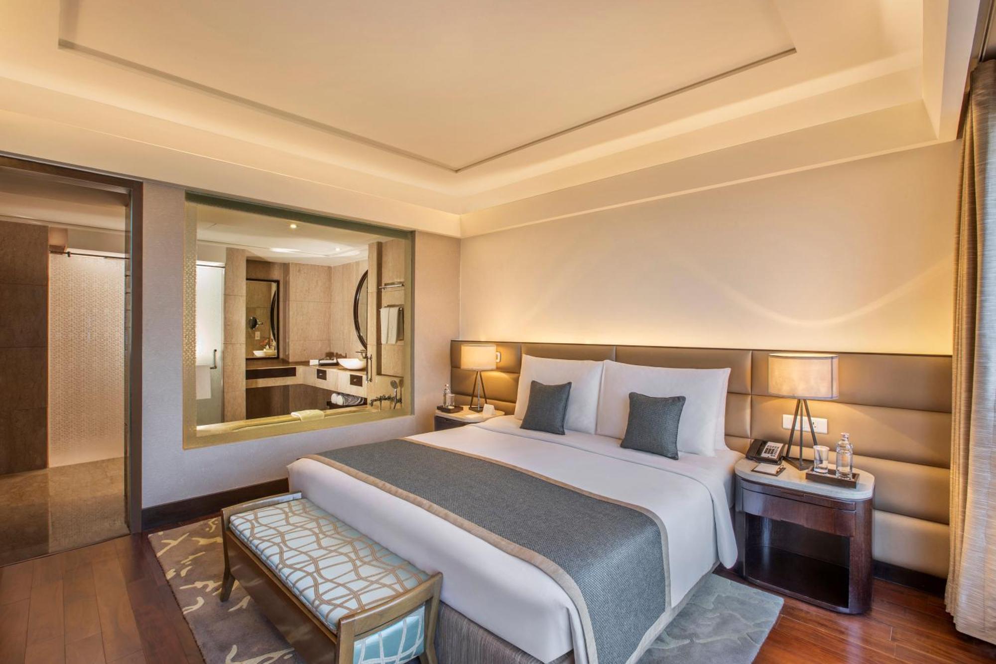 فندق ذا ليلا أمبيانس كونفينشن دلهي نيودلهي المظهر الخارجي الصورة A bedroom at the Taj Mahal Palace