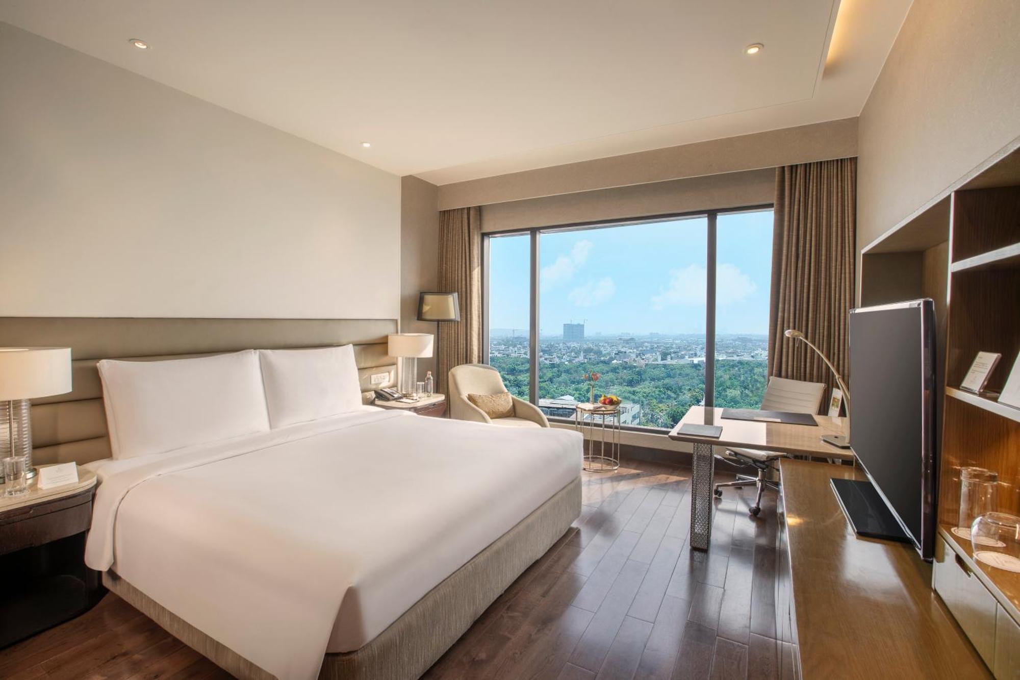 فندق ذا ليلا أمبيانس كونفينشن دلهي نيودلهي المظهر الخارجي الصورة A room at the hotel