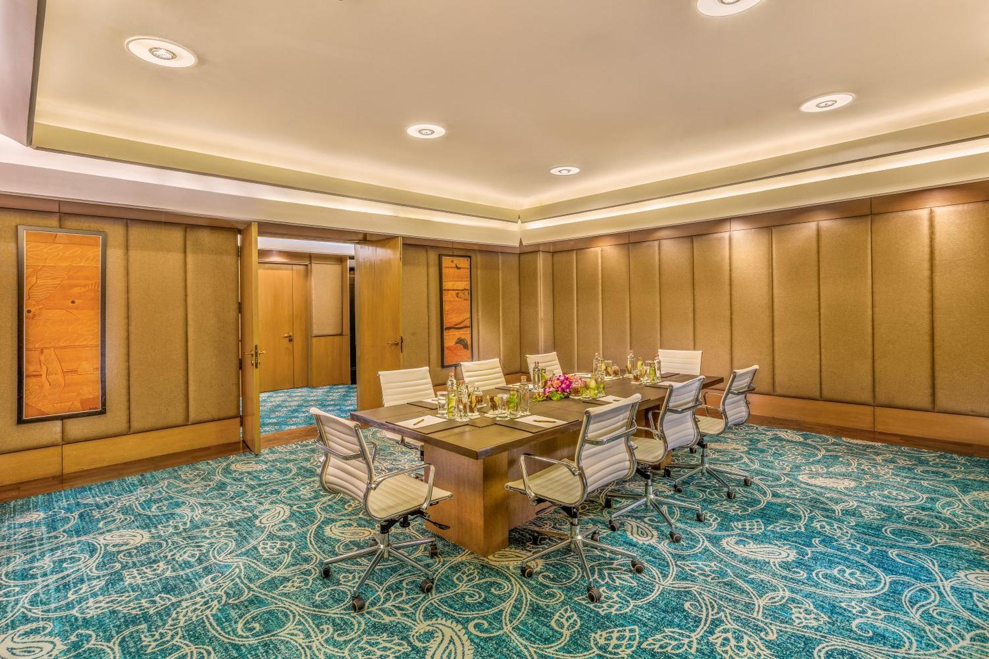 فندق ذا ليلا أمبيانس كونفينشن دلهي نيودلهي المظهر الخارجي الصورة Meeting room at the hotel
