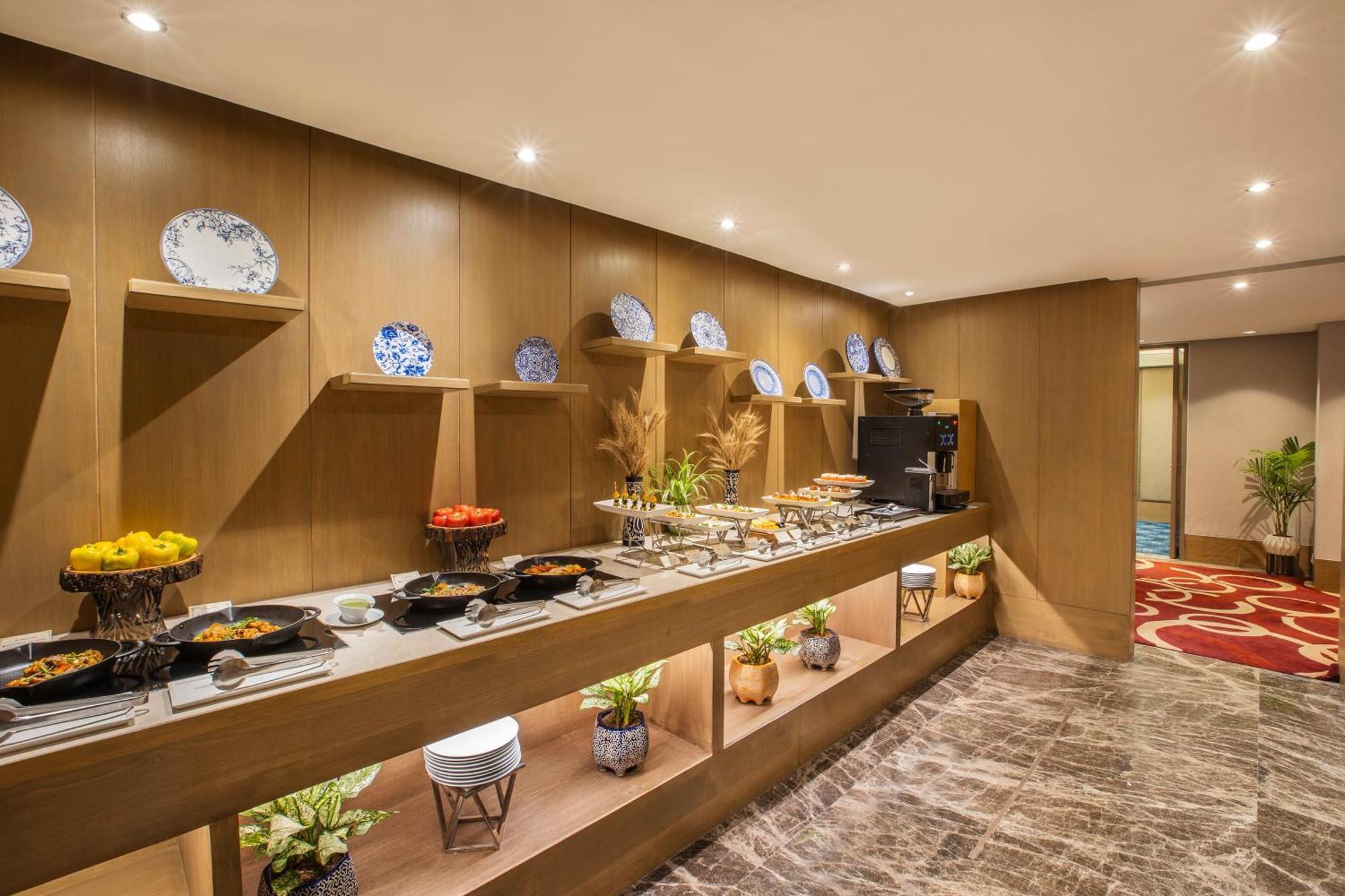 فندق ذا ليلا أمبيانس كونفينشن دلهي نيودلهي المظهر الخارجي الصورة The Club Lounge at the hotel
