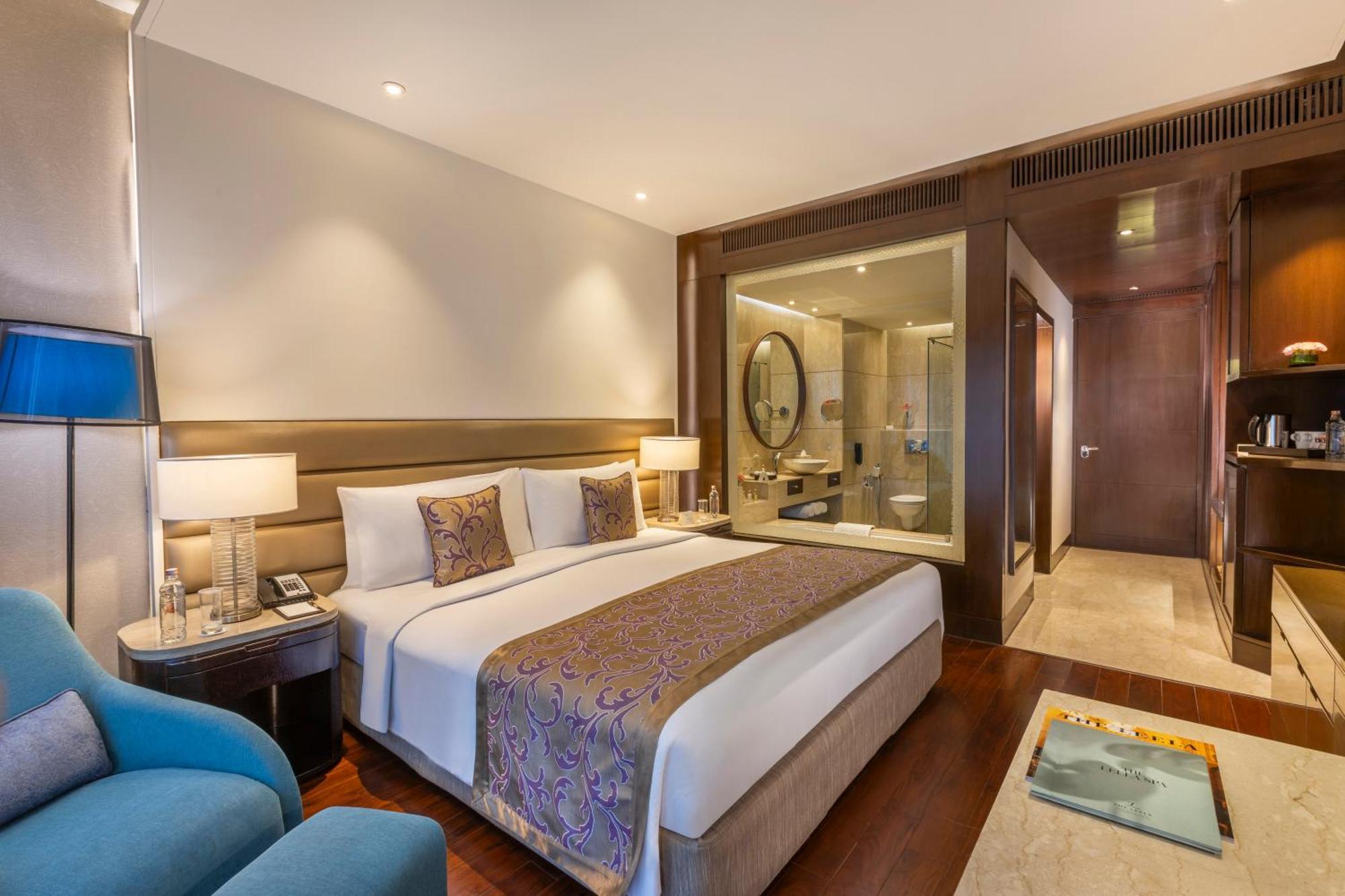فندق ذا ليلا أمبيانس كونفينشن دلهي نيودلهي المظهر الخارجي الصورة A room at the Taj Bengal
